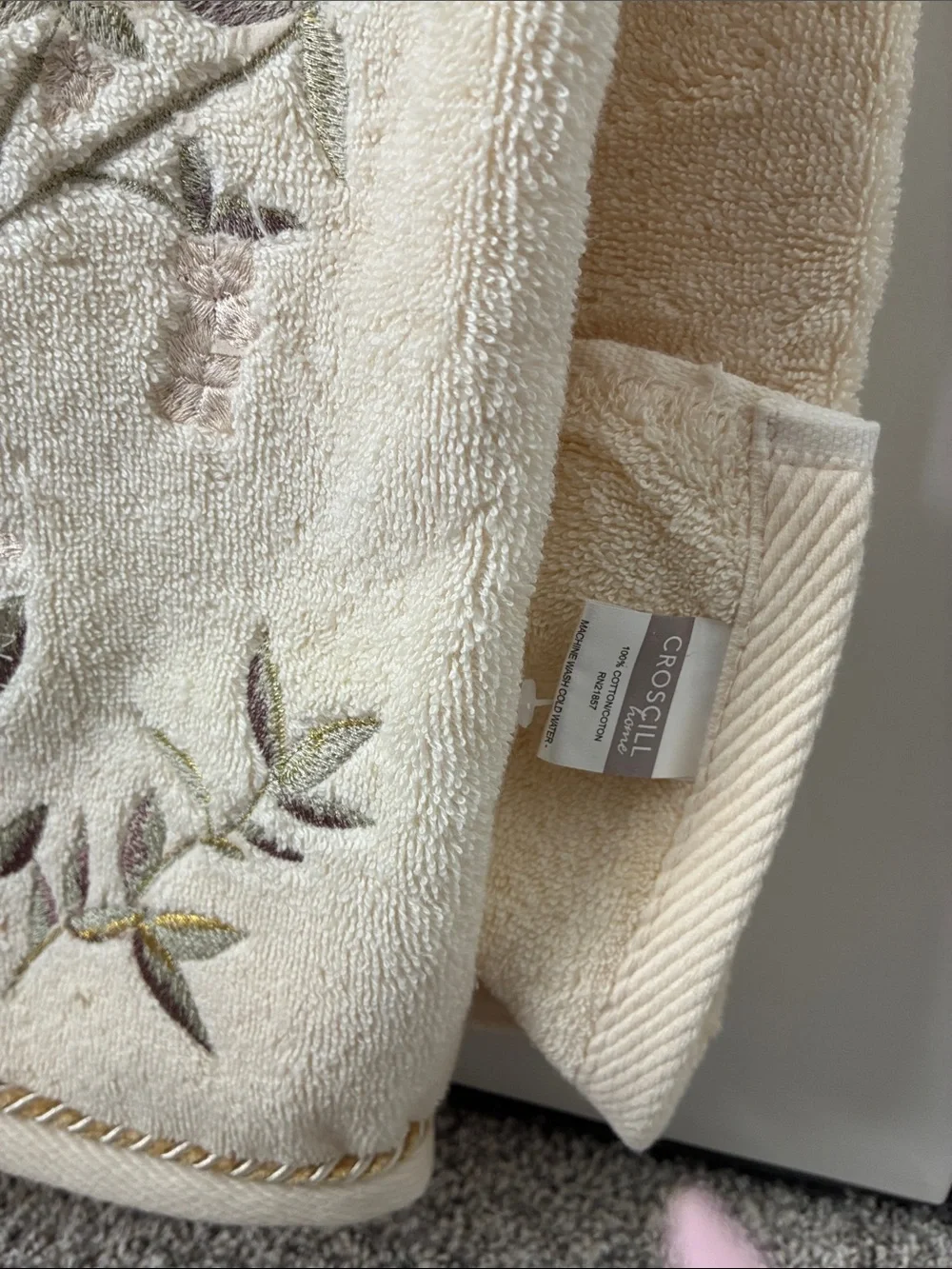 Croscill Cream Embroidered Botanical Bath Towel never used or washed